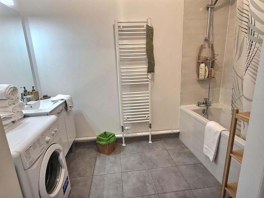 Superbe Appartement Avec 2 Balcons - Vue Sur La Cathedrale Environ 15 Min En Tram Strasbourg Exterior photo